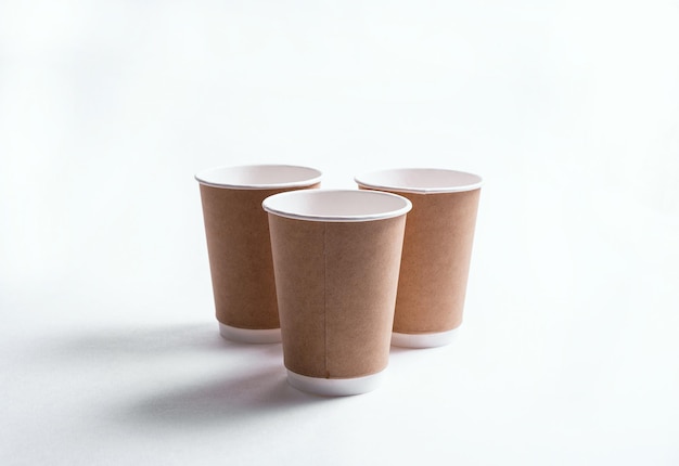 Пустые одноразовые бумажные стаканчики, изолированные на белом фоне