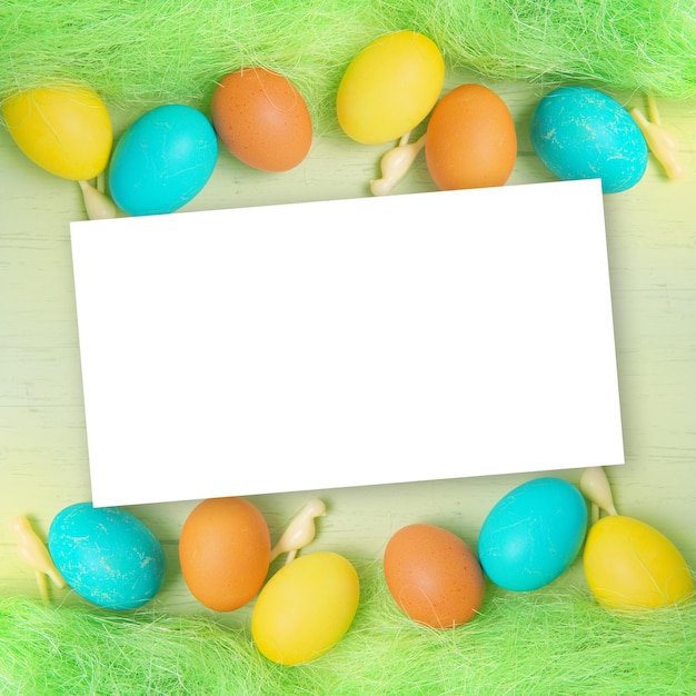Фото Пустые пасхальные карточки с цветными яйцами на фоне