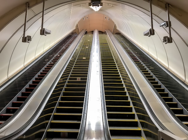 メトロの空のエスカレーター