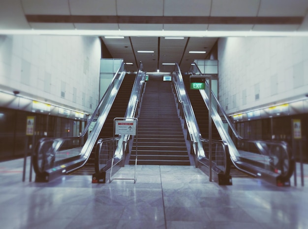 Photo empty escalator at subway station