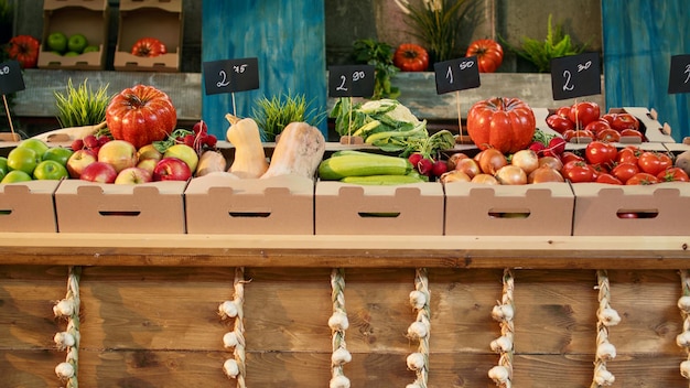 Photo empty farmers market stand full of fresh local organic products with variety of colorful natural fruits and vegetables. seasonal products farm produce stand with healthy natural food.