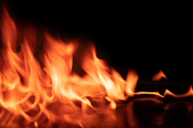 Griglia a carbone ardente vuota con fuoco aperto pronta per l'inserimento del prodotto