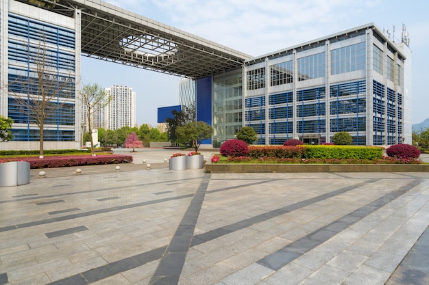 Pavimento ed edificio per uffici vuoti nel parco di scienza, chongqing, cina