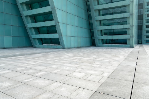 Photo the empty floor of the square and the exterior walls of modern buildings