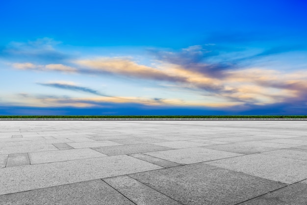 Foto piastrelle per pavimento vuote e paesaggio naturale del cielo