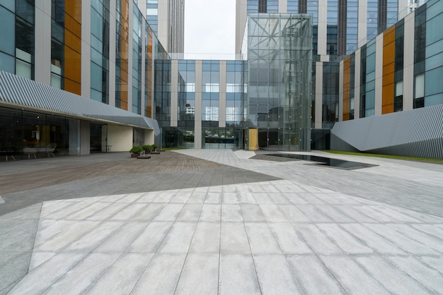 Пустые этажи и офисные здания в финансовом центре, Циндао, Китай