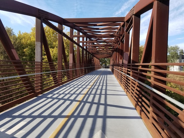 Foto un ponte vuoto contro il cielo