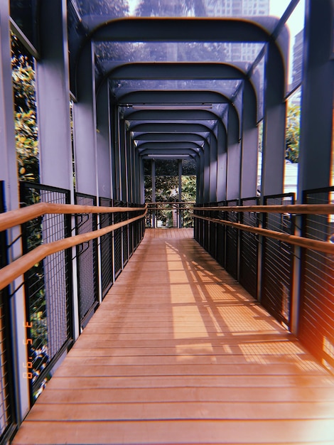 Foto ponte pedonale vuoto in costruzione