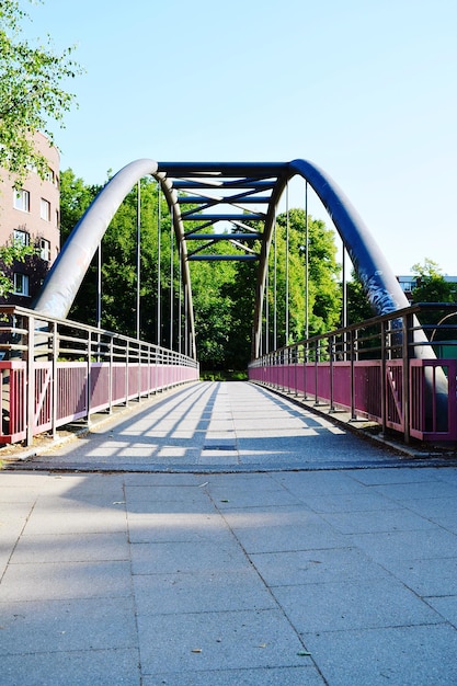 Foto ponte pedonale vuoto in città contro un cielo limpido