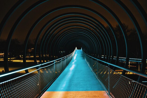 Photo empty footbridge in tunnel