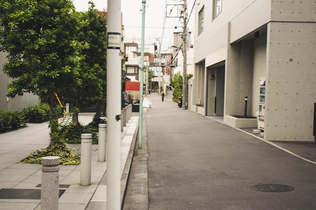 写真 都市の建物の中の空の歩道