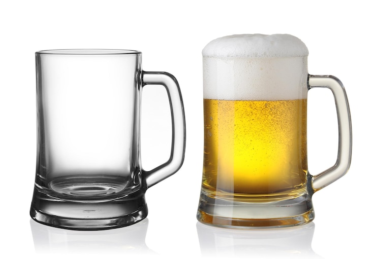 Photo empty and full beer in glass isolated on white backgroung
