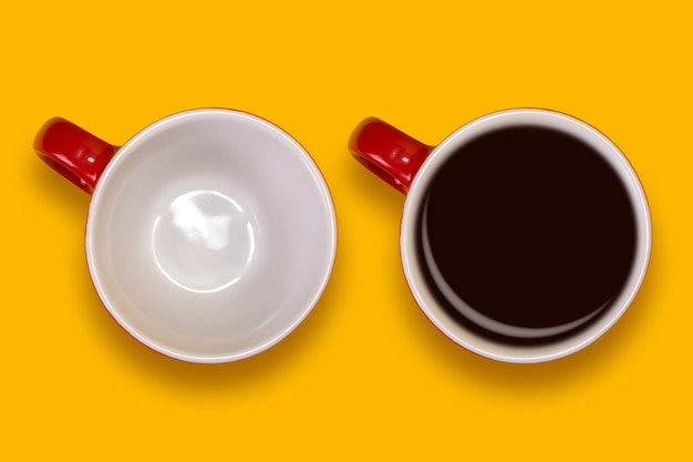 Photo empty and full red cups coffee set on a yellow background