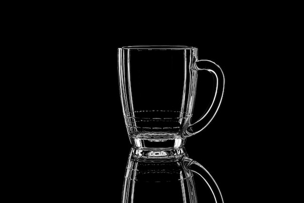 Foto bicchiere vuoto su sfondo nero