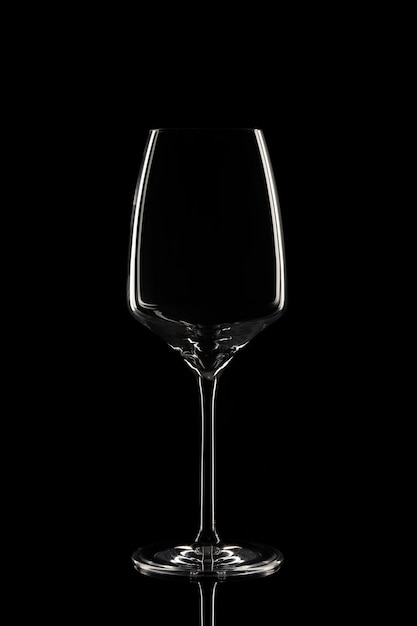 Пустой стакан на черном фоне