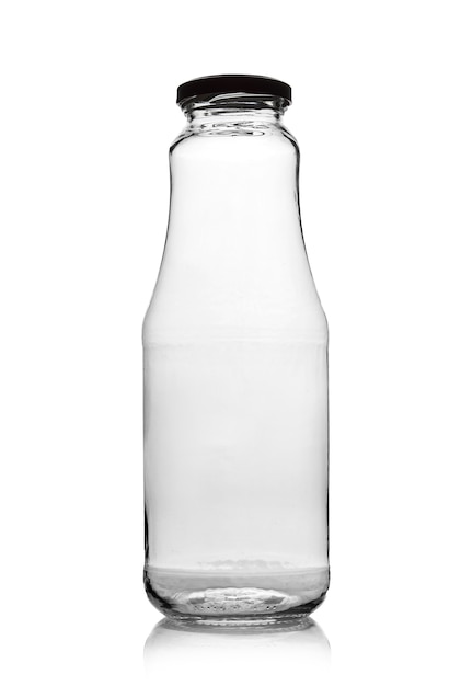 Svuoti la bottiglia di vetro per le bevande il latte, il succo, l'acqua su un bianco.