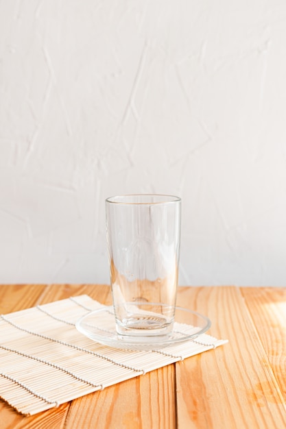 Фото Пустая стеклянная чашка на столе