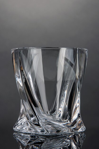 Photo empty glass on gray background