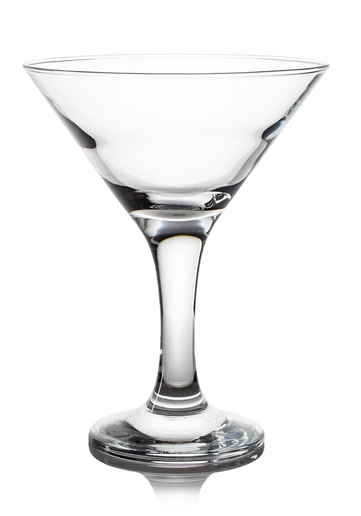 Photo empty glass of martini closeup isolated on a white background