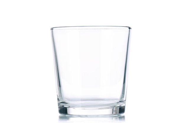 Foto vaso vuoto per succo d'acqua o latte su sfondo bianco