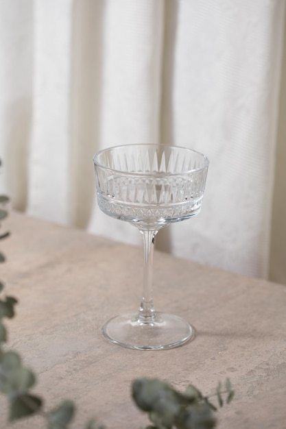 白い背景の上の空のガラス完全透明なワイングラス