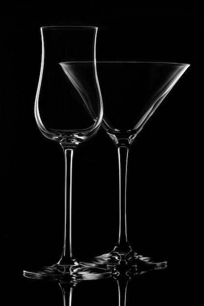 黒い背景の空のグラスワイングラス 黒い背景の飲み物のためのワイングラス グラスの白いシルエット