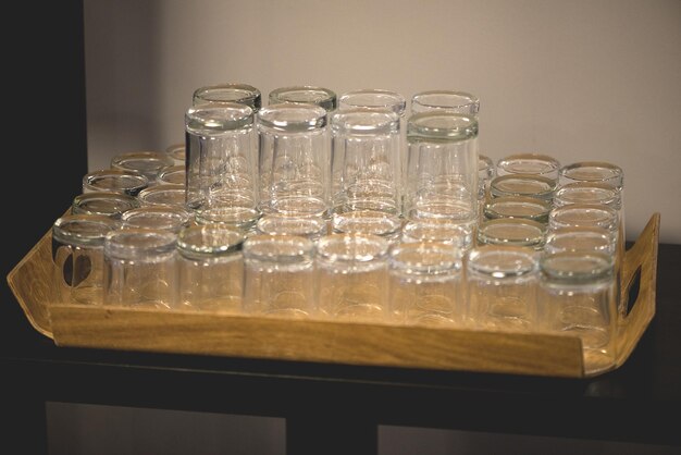Photo empty glasses arranged in tray on table