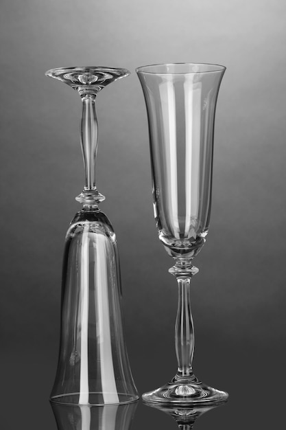 写真 灰色の背景にシャンパンのための空のグラス
