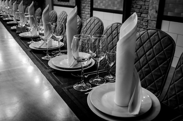 レストランで空のグラス。白黒写真