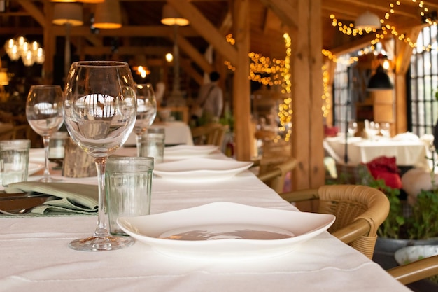 Foto bicchieri vuoti posti sul tavolo del ristorante