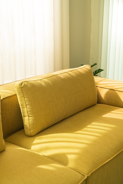 Photo empty golden mustard sofa in living room