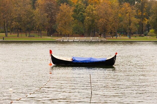 Gondola vuota senza turisti. turismo e concetto di crisi economica.