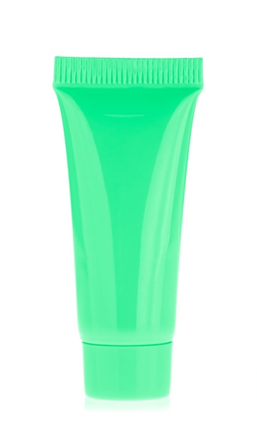Пустой зеленый пластиковый косметический портативный кремовый контейнер для лосьона Travel изолирован на белом фоне