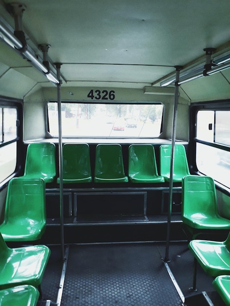 写真 バスの空の緑色の座席