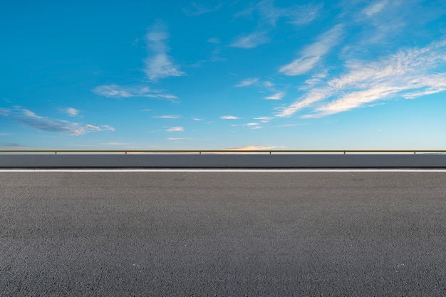 写真 空のハイウェイのアスファルト道路と美しい空の風景