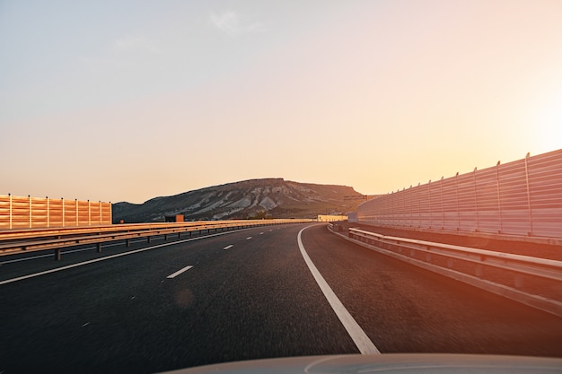夜明けの空の高速道路、ドライバーの視点からの眺め