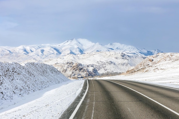 Autostrada vuota in una valle di montagna in inverno