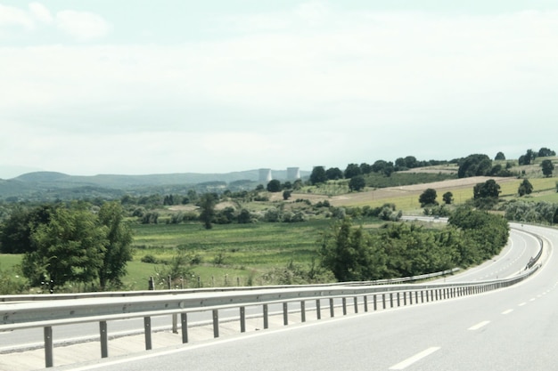 Photo an empty highway through fields