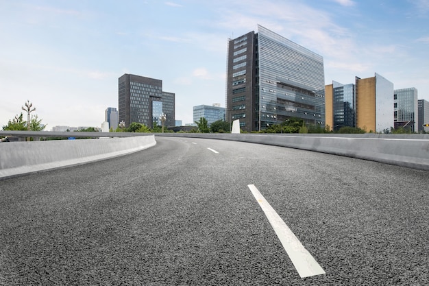 Strada principale vuota con paesaggio urbano di chengdu, cina