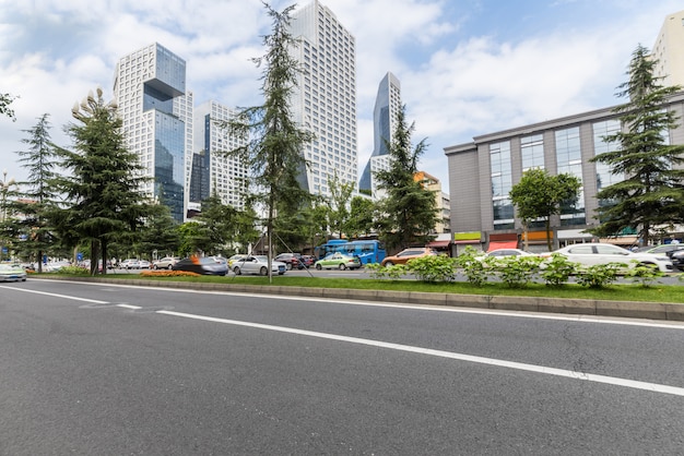 Strada principale vuota con paesaggio urbano e orizzonte di chengdu, cina