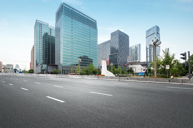 Strada principale vuota con paesaggio urbano e orizzonte di chengdu, cina