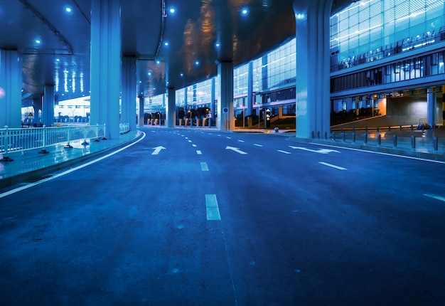 Autostrada vuota con paesaggio urbano e skyline di chongqing, in cina.