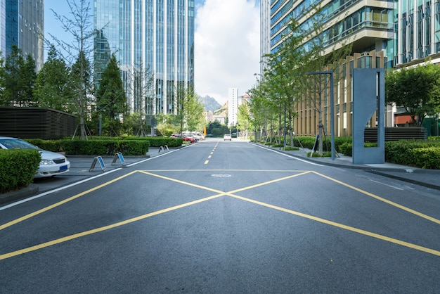 Strada principale vuota con paesaggio urbano e orizzonte di qingdao, cina.