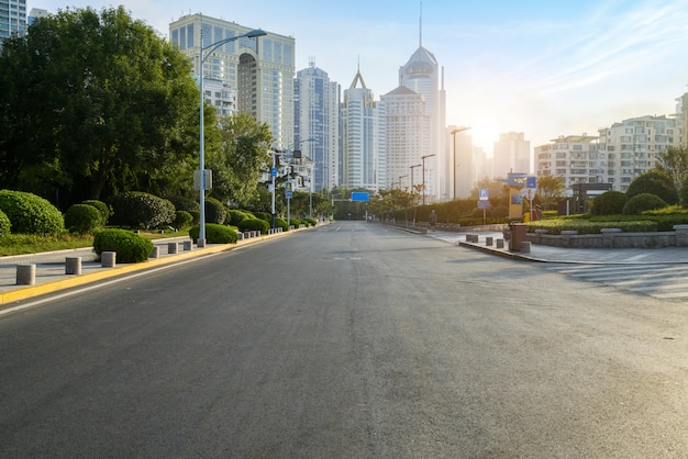 Strada principale vuota con paesaggio urbano e orizzonte di qingdao, cina.