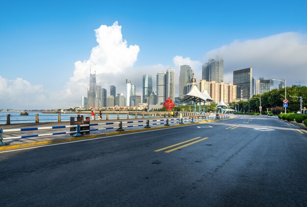 Strada principale vuota con paesaggio urbano e orizzonte di qingdao, cina.