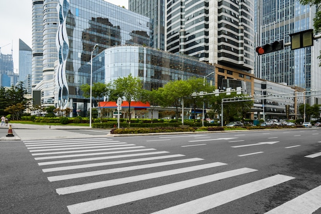 Strada principale vuota con paesaggio urbano e orizzonte di qingdao, cina.