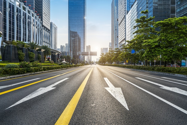 Strada principale vuota con paesaggio urbano e orizzonte di shenzhen, cina.