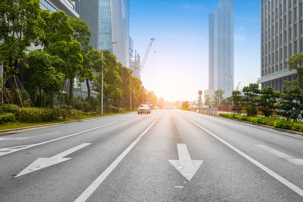 Strada principale vuota con paesaggio urbano e orizzonte di shenzhen, cina