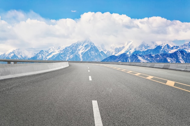 写真 空の高速道路と遠くの山々