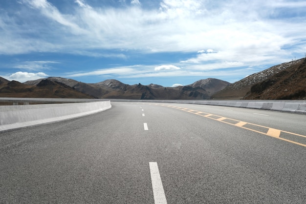 写真 空の高速道路と遠くの山々